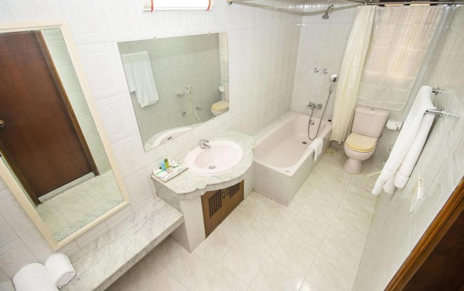 Hotel Suite Palace Baridhara Dhaka Exteriör bild