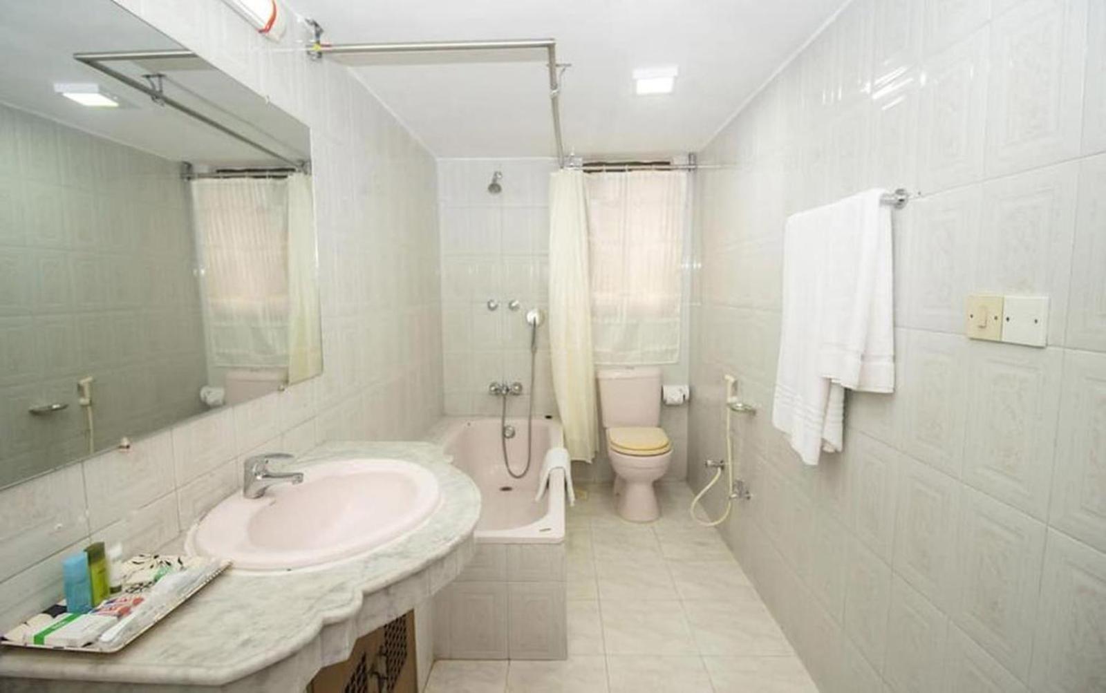Hotel Suite Palace Baridhara Dhaka Exteriör bild